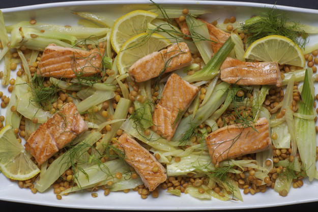 Stekt lax med fänkål och apelsinsallad och linser
