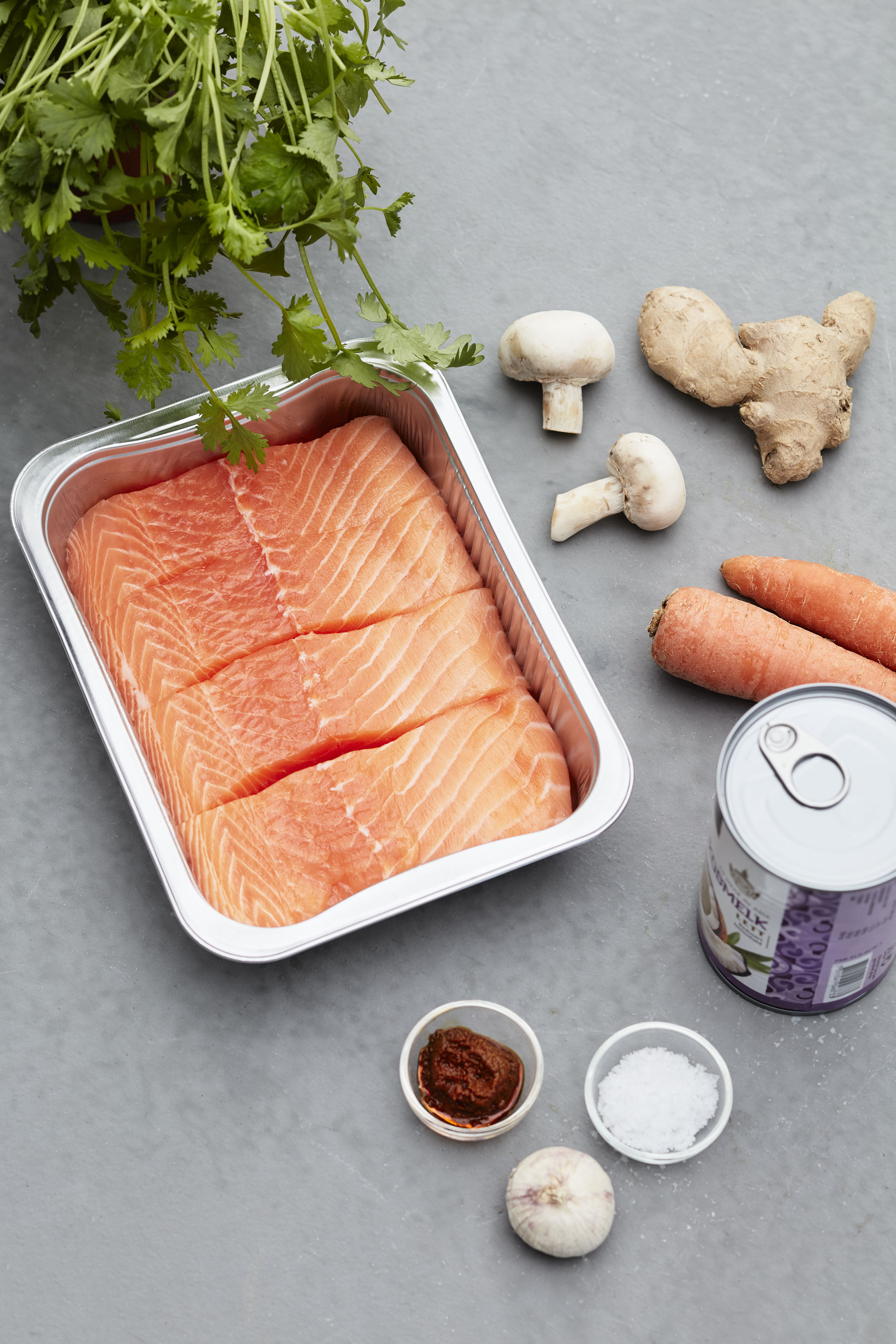 Fat med sushi varianter på bord