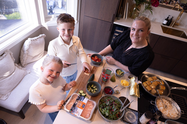 Familien Blindheim rundt middagsbordet