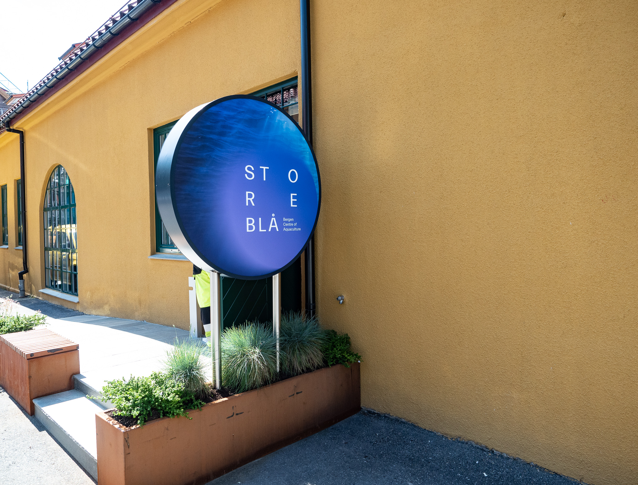 StoreBlå inngangsparti til museet