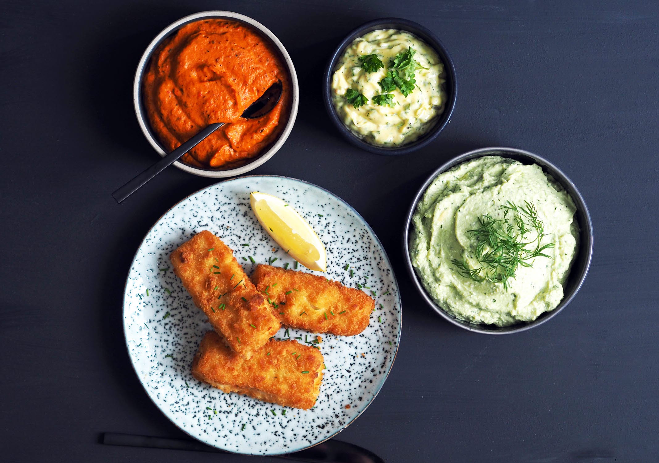 Panert fisk med tre dipper 