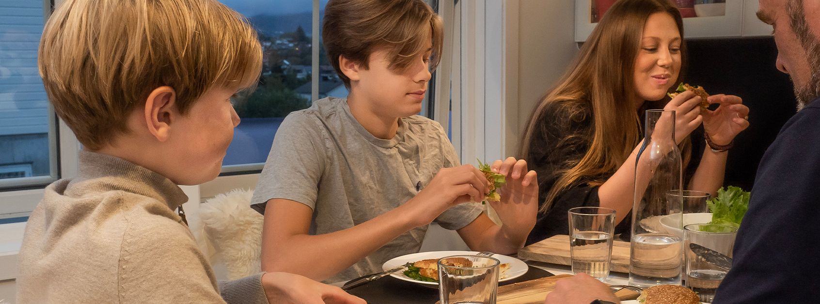 Familie rundt middagsbordet