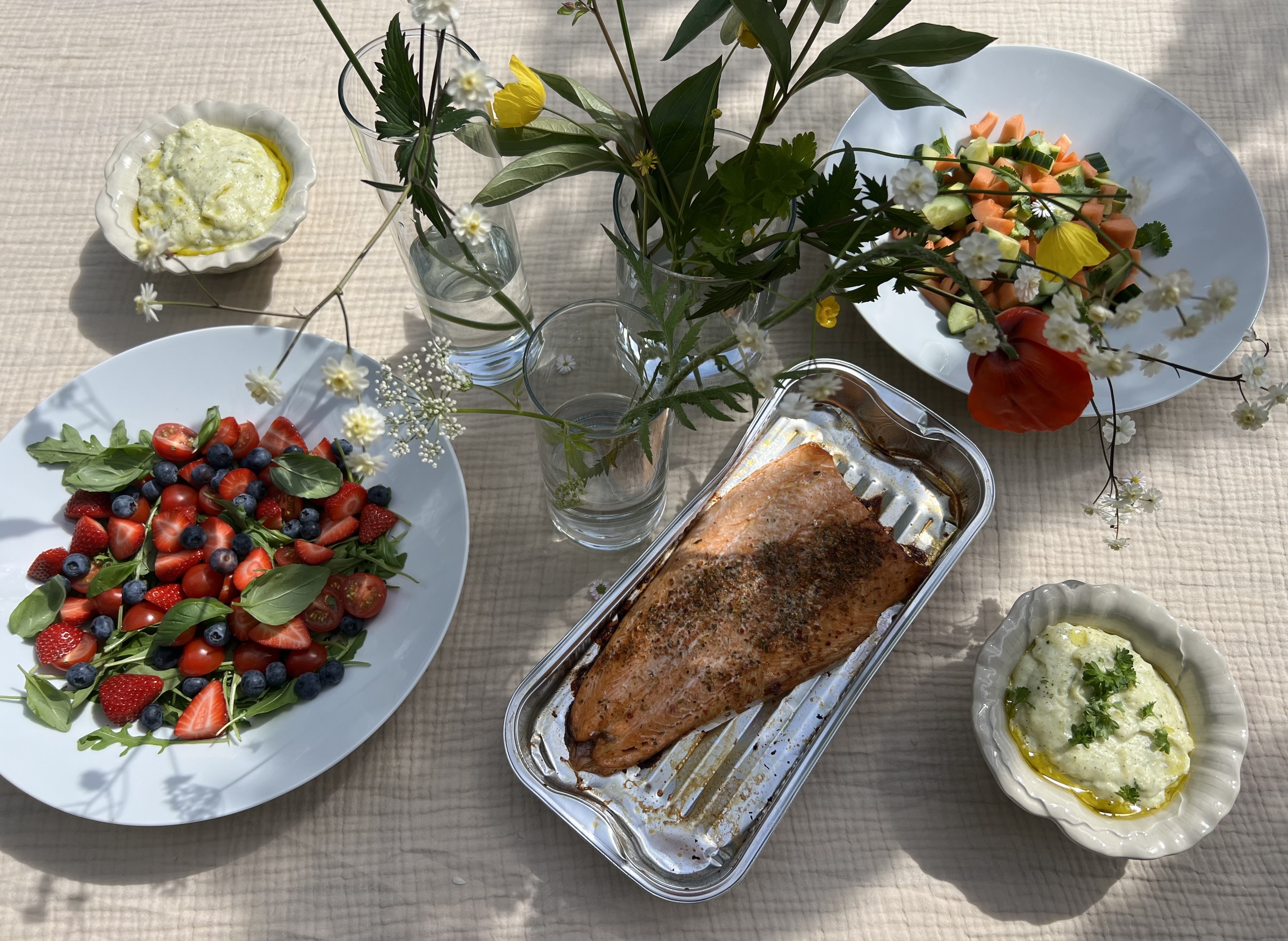 Laks i form og salat med bær 