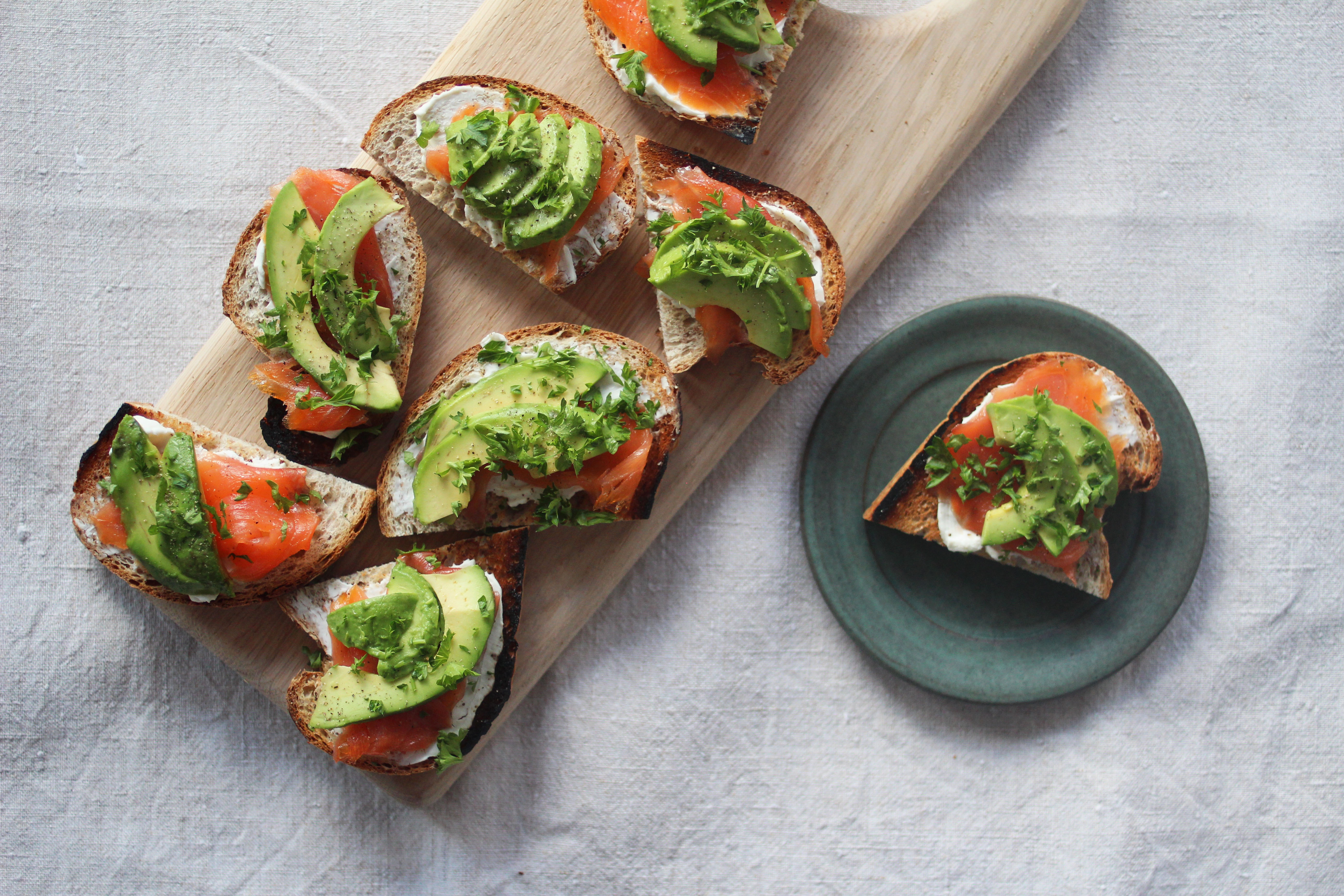 Bruchetta med färskost, rökt lax och avocado
