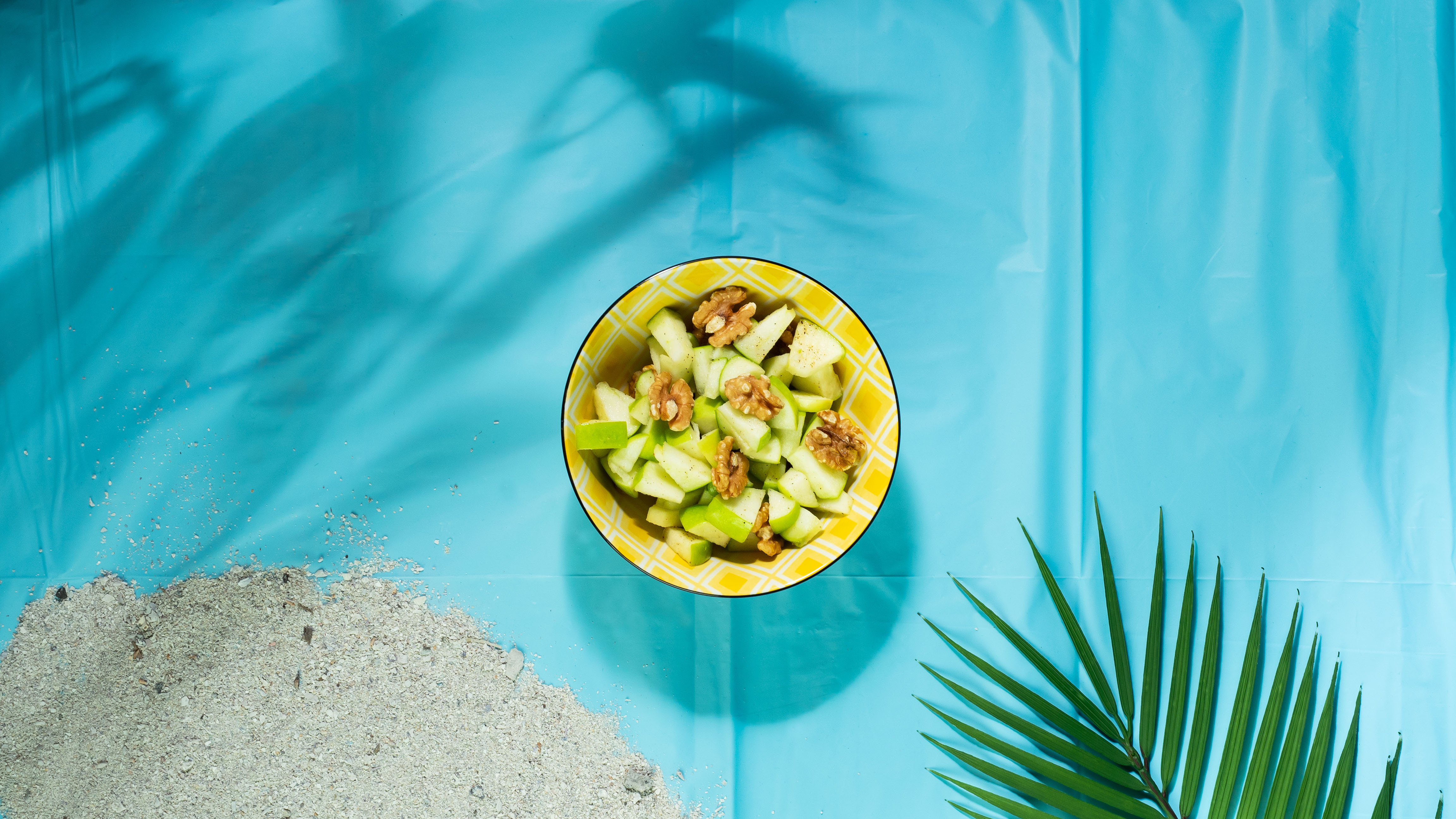 Bolle med eple- og valnøttsalat 