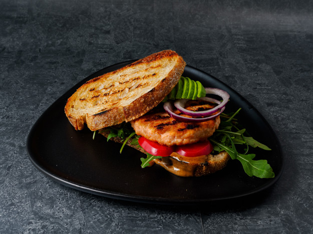 Lakseburger med friske grønnsaker på fat