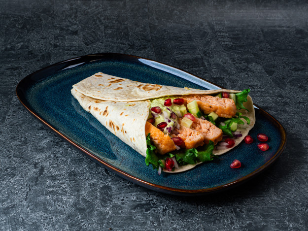 Lakseburger med wasabikrydret avokado- og rømmedressing på fat