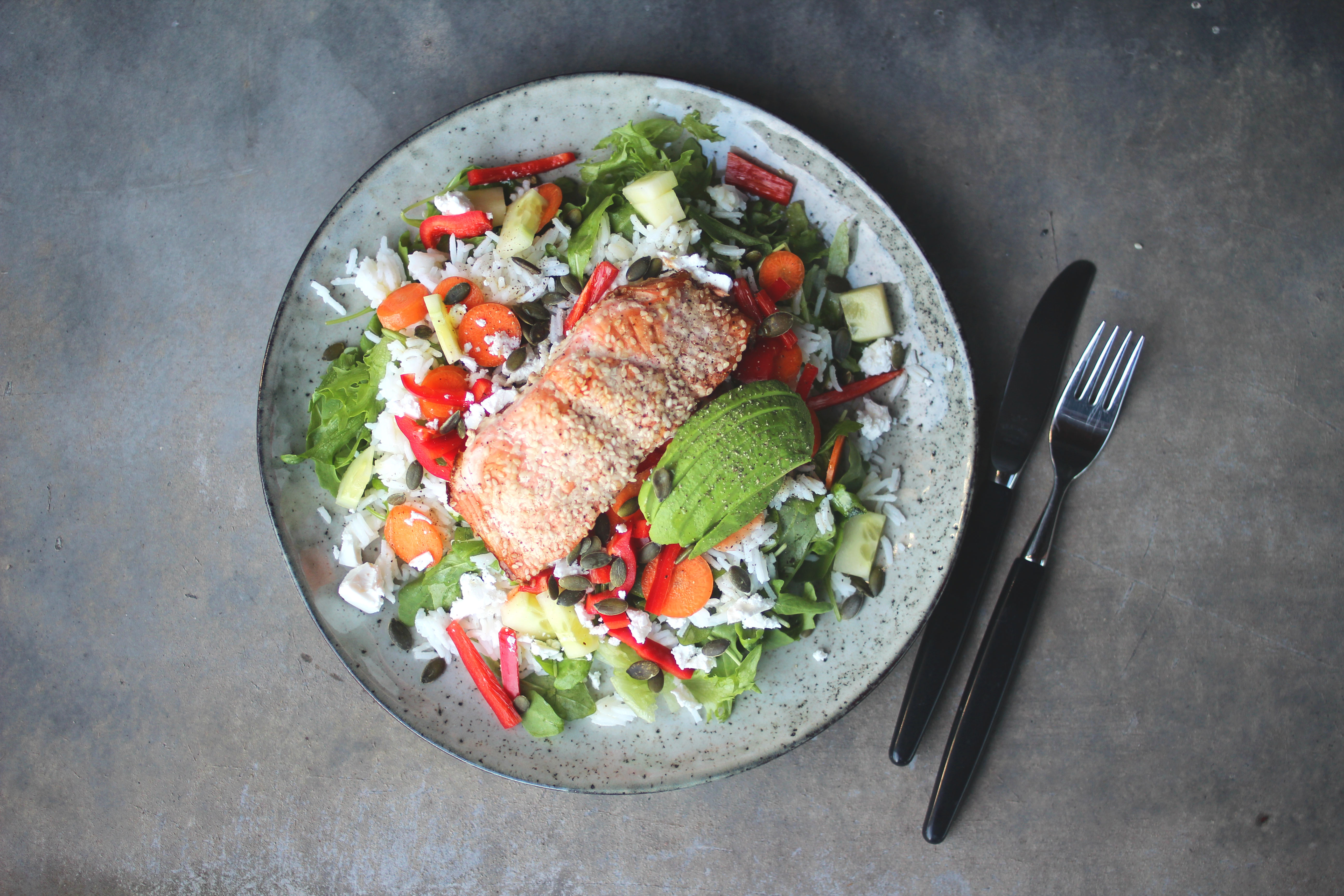 Laksesalat med ris og grønnsaker