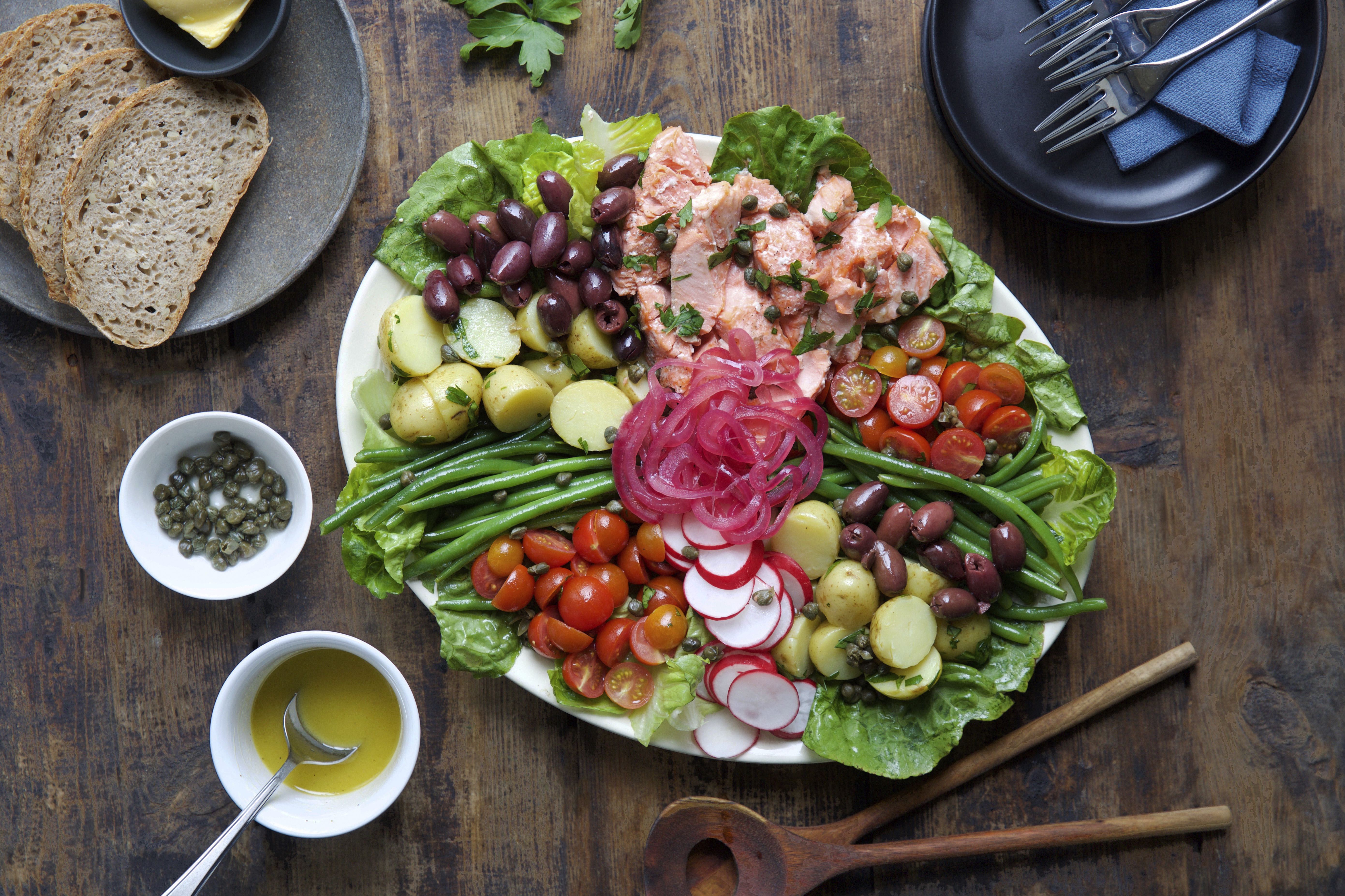 Salaten med ørret og syltet rødløk