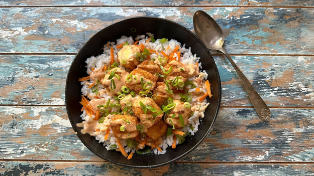 Skål med crispy torsk i terninger med ris