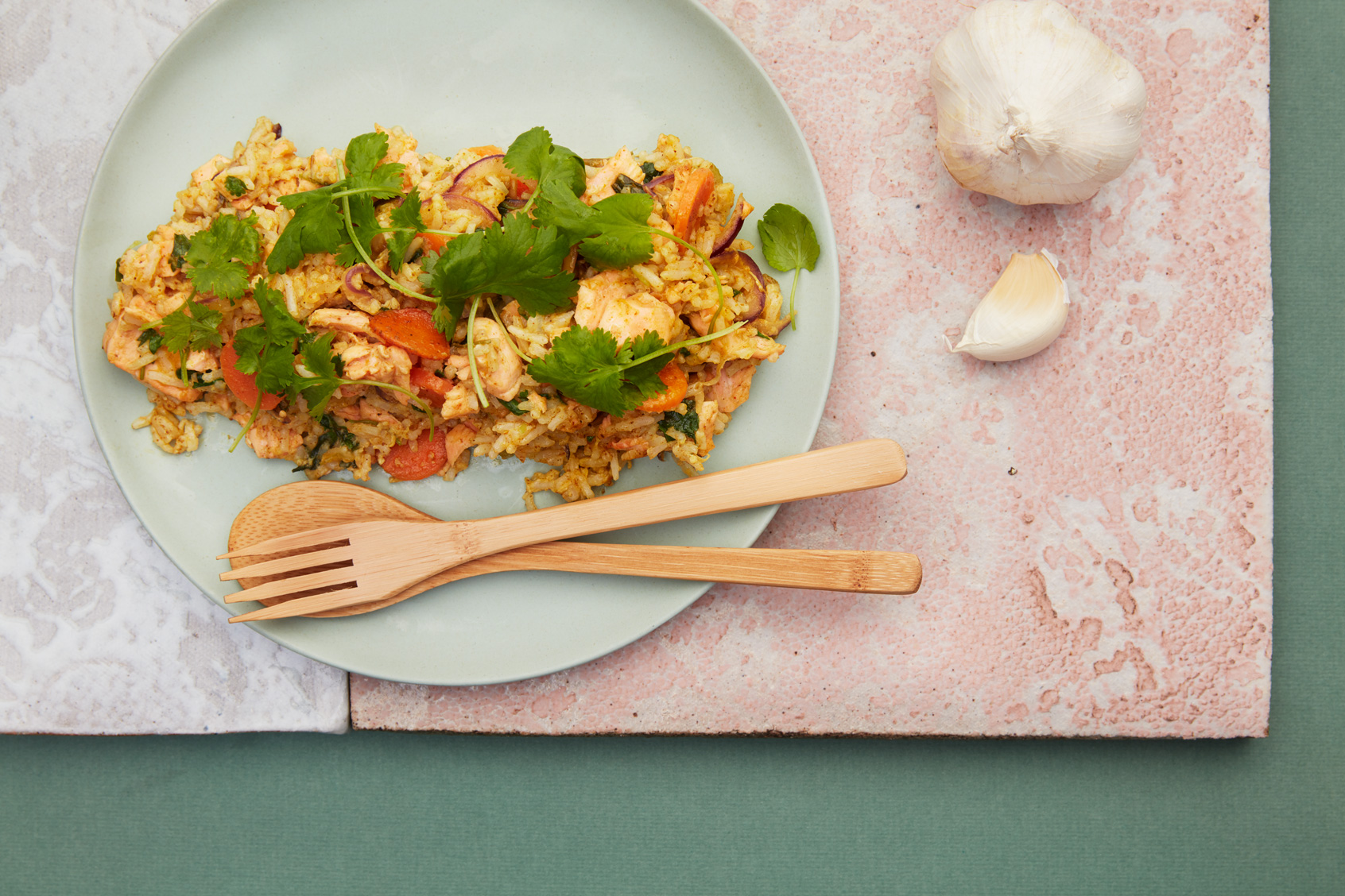 Stekt ris med karripasta, grønnsaker og laks