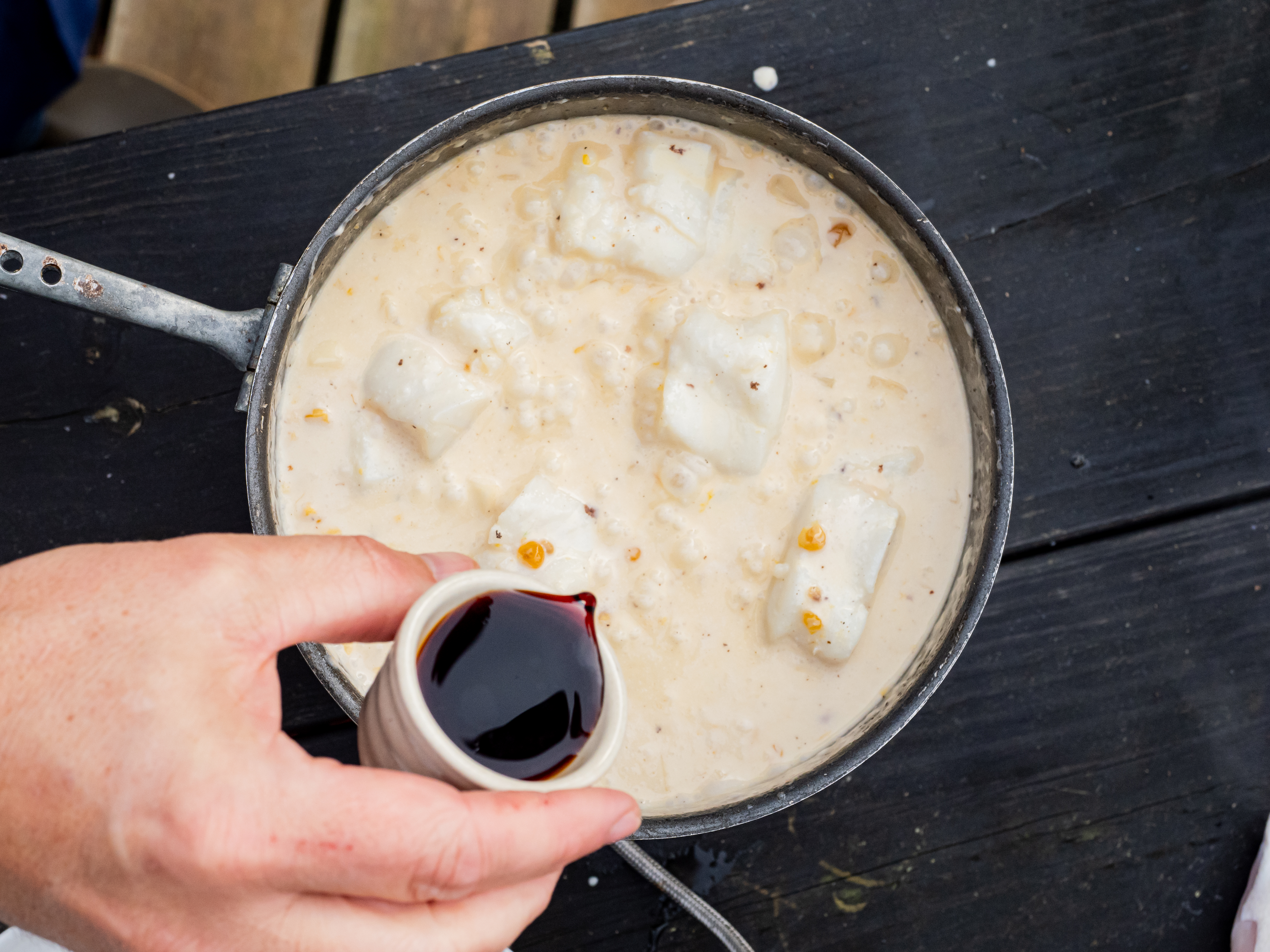 Rykende varm panne med torsk i kremet multesaus