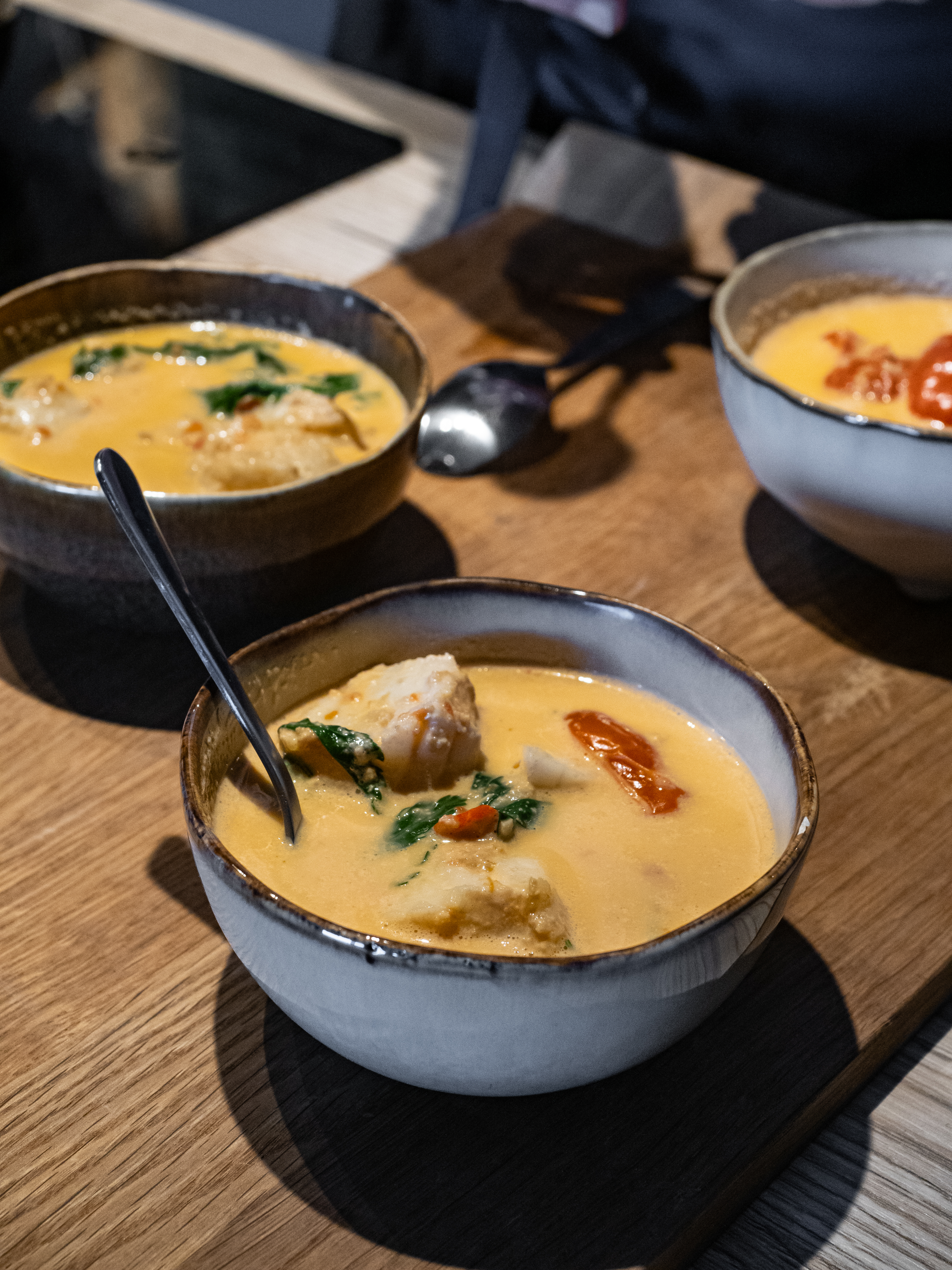 En skål med torske- og krabbesuppe med tomater og chili 