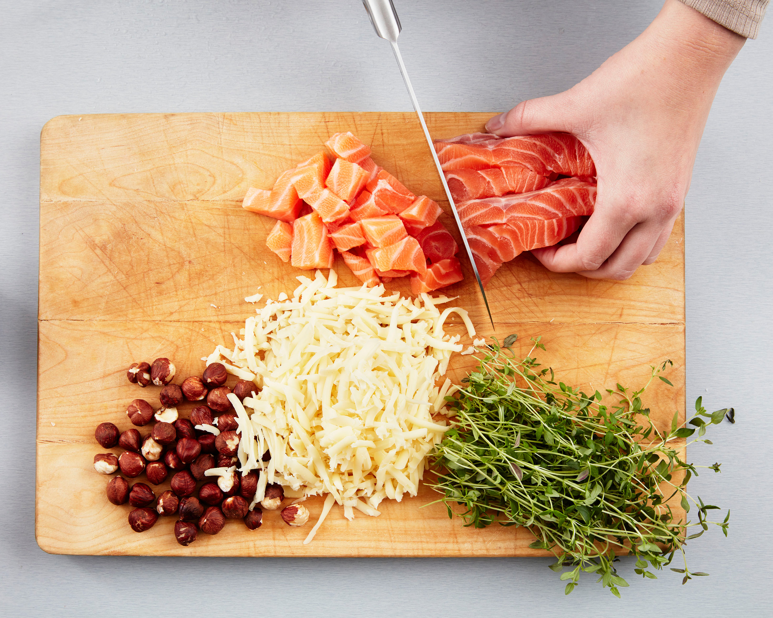 Laks kuttet opp i terninger på skjærefjøl